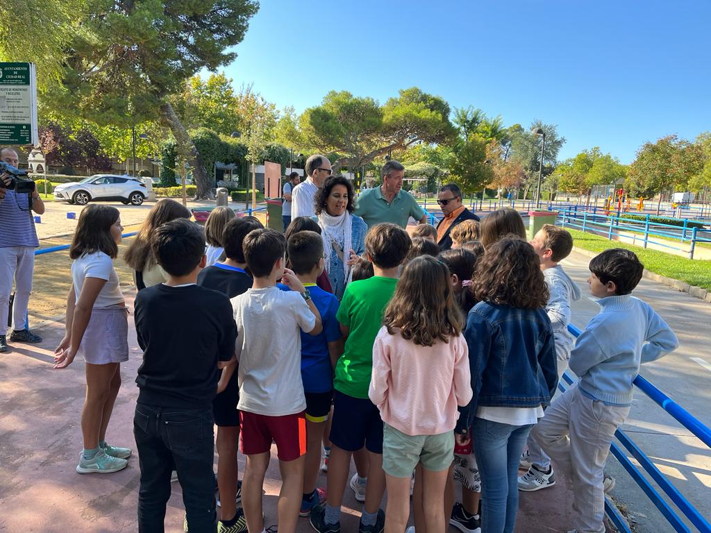 Marta Senil, técnico de rehabilitación de la ONCE, explicando la actividad a los estudiantes
