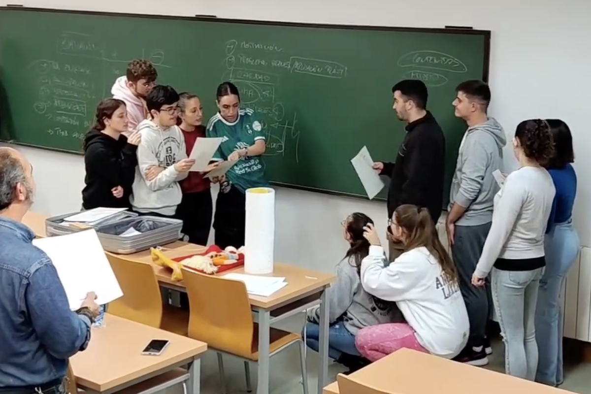 Ángel Céspedes, maestro de la ONCE, explicando la actividad a los alumnos