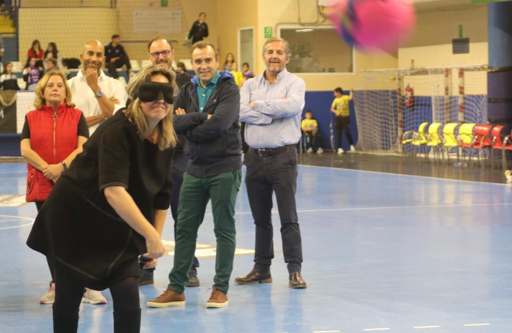 alcaldesa de Guadalajara, Ana Guarinos, un antifaz lanzando un penalti a ciegas en balonmano