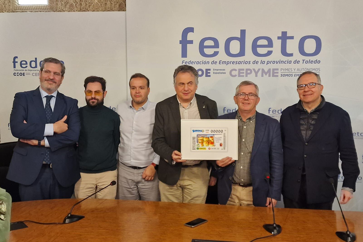 Foto familia durante la presentación del cupón dedicado al Mazapán de Toledo
