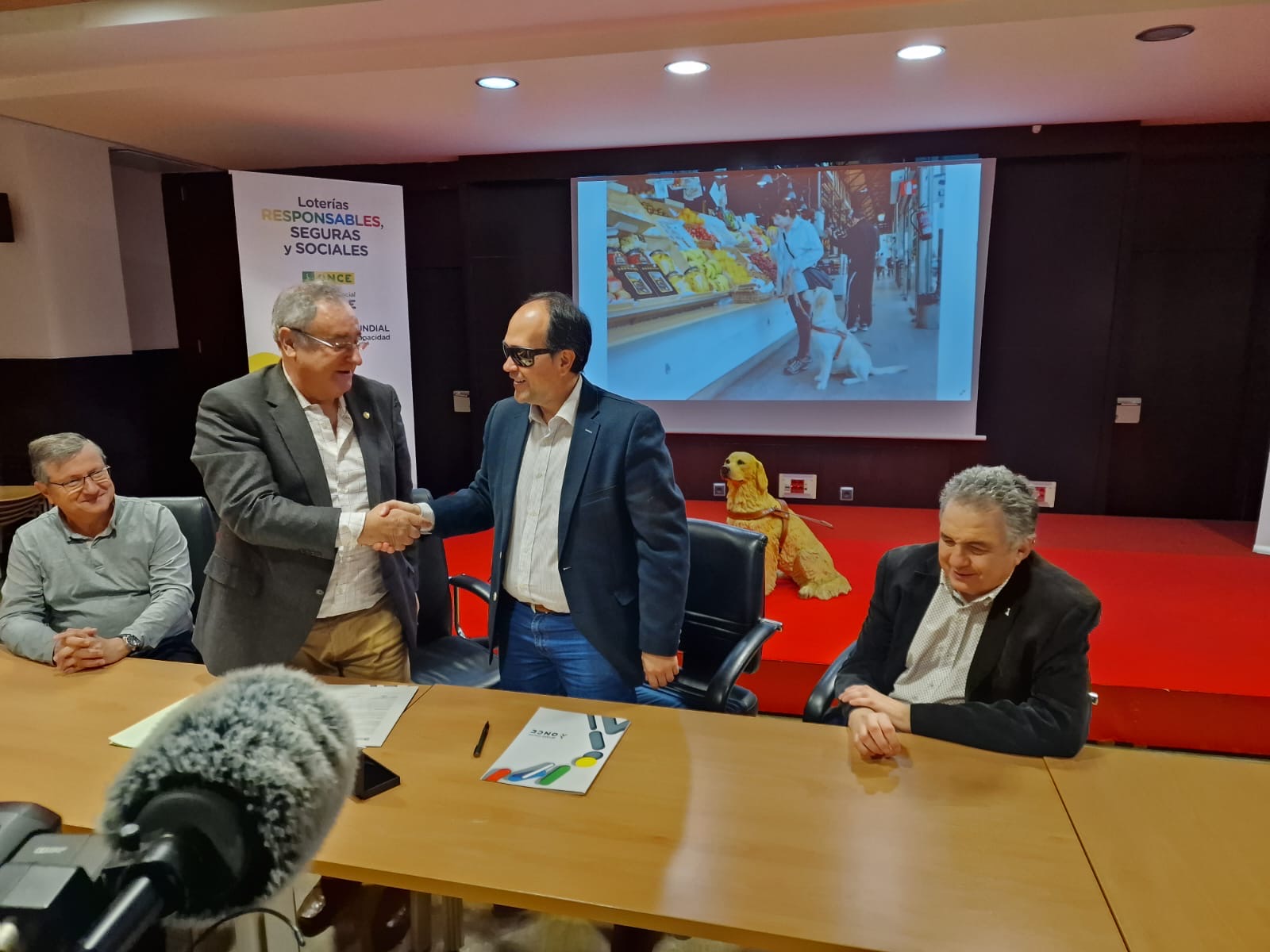 Miguel Ángel Serrano y José Martínez estrechan sus manos tras firmar el acuerdo