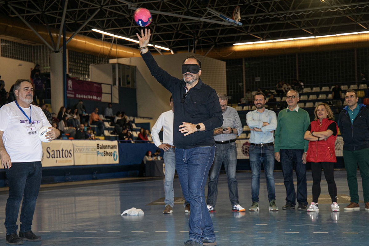 Penaltis a ciegas de balonmano en el partido del BM Guadalajara de la Semana de la ONCE en Castilla-La Mancha