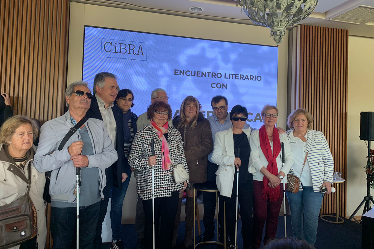 Miembros del Club de Lectura de Toledo junto a Javier Cercas