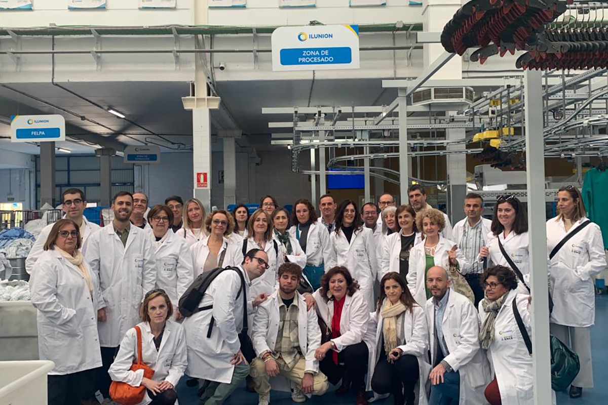Equipo de Servicios Sociales de Castilla-La Mancha en las instalaciones de Ilunion Lavanderías de Cuenca