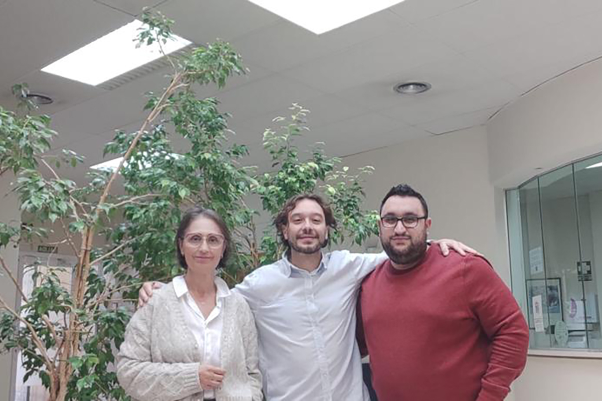 Pascual, director de la agencia, con Jesús Gallego, auxiliar administrativo, a su izquierda y Ana Cruz, maestra de la ONCE, a su derecha