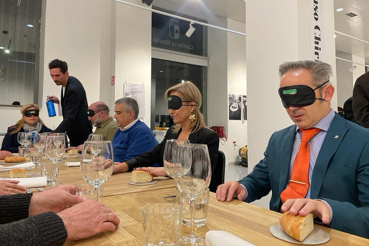 Participantes de la cena a ciegas identificando dónde están ubicados los cubiertos
