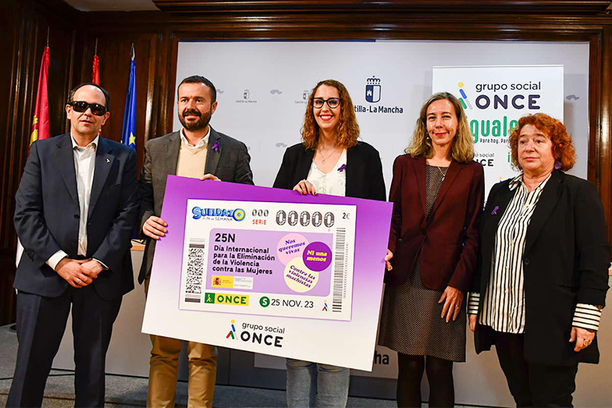 Foto familia presentación del Cupón dedicado al El Día Internacional para la Eliminación de la Violencia contra la Mujer