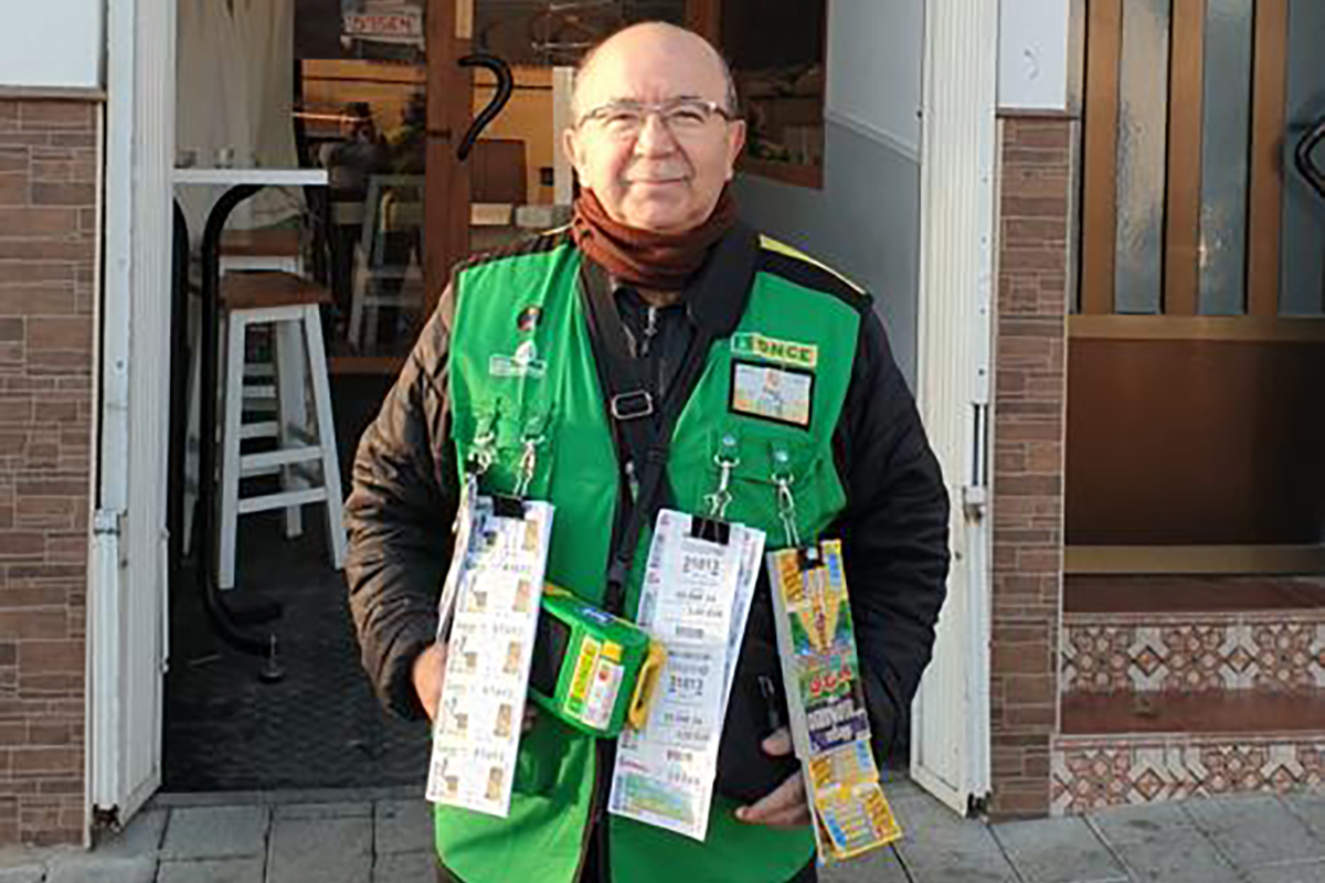 Francisco Javier Sánchez Abietar vendiendo por las calles de Balazote