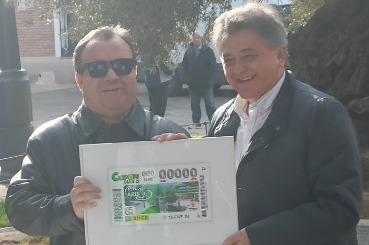 Lorenzo Villahermosa y Leopoldo Sierra soteniendo el cupón