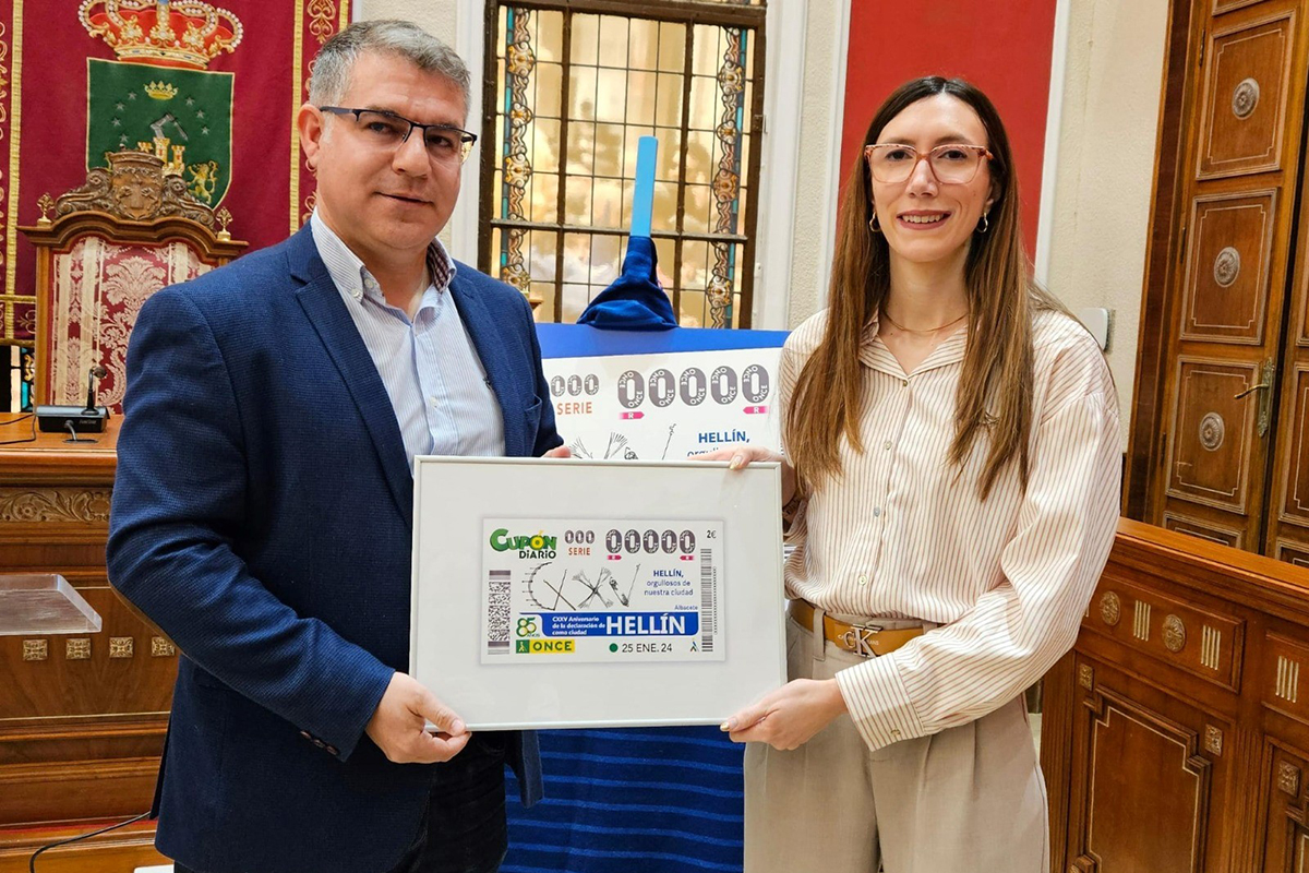 De izquierda a derecha, Manuel Serena, alcalde de Hellín, e Iris Alemán, directora de la ONCE en Albacete, con el cupón