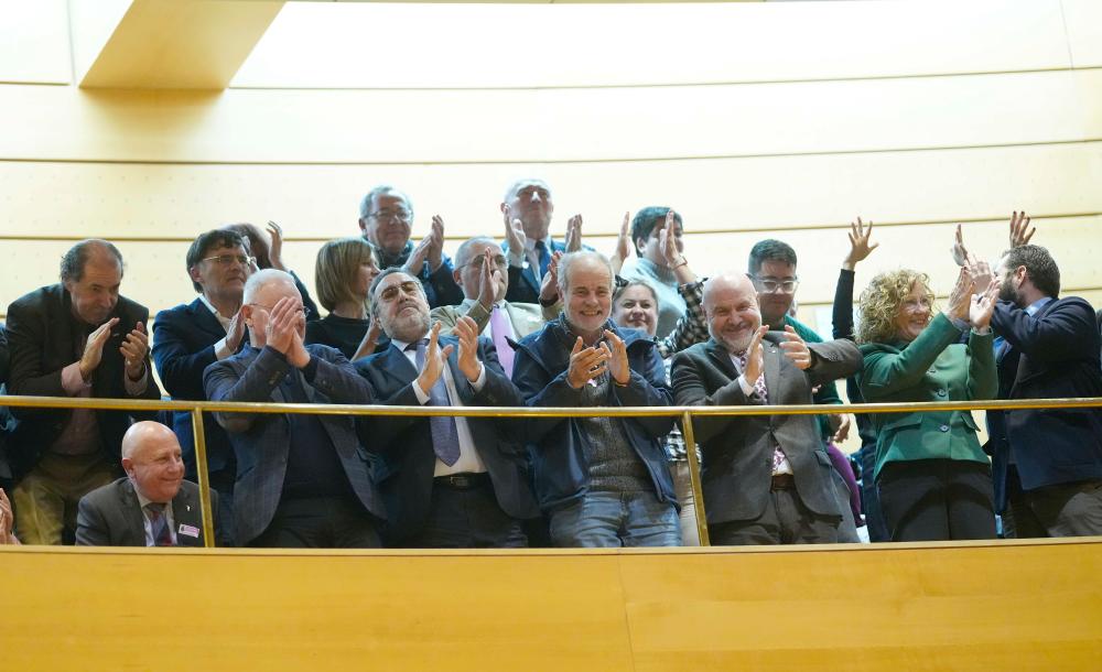 Personas con discapacidad, entre ellos, Miguel Carballeda, aplauden y celebran la aprobación de la reforma