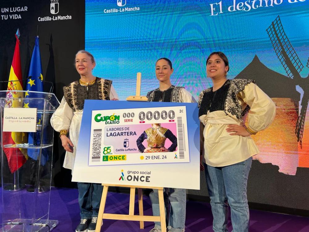 Tres lagarteranas con los trajes típicos posan con el cupón dedicado