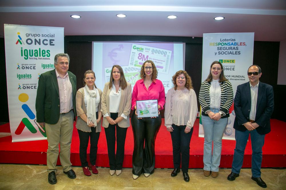 Foto de familia durante la presentación de los cupones de la Igualdad Salarial y el Día de la Mujer