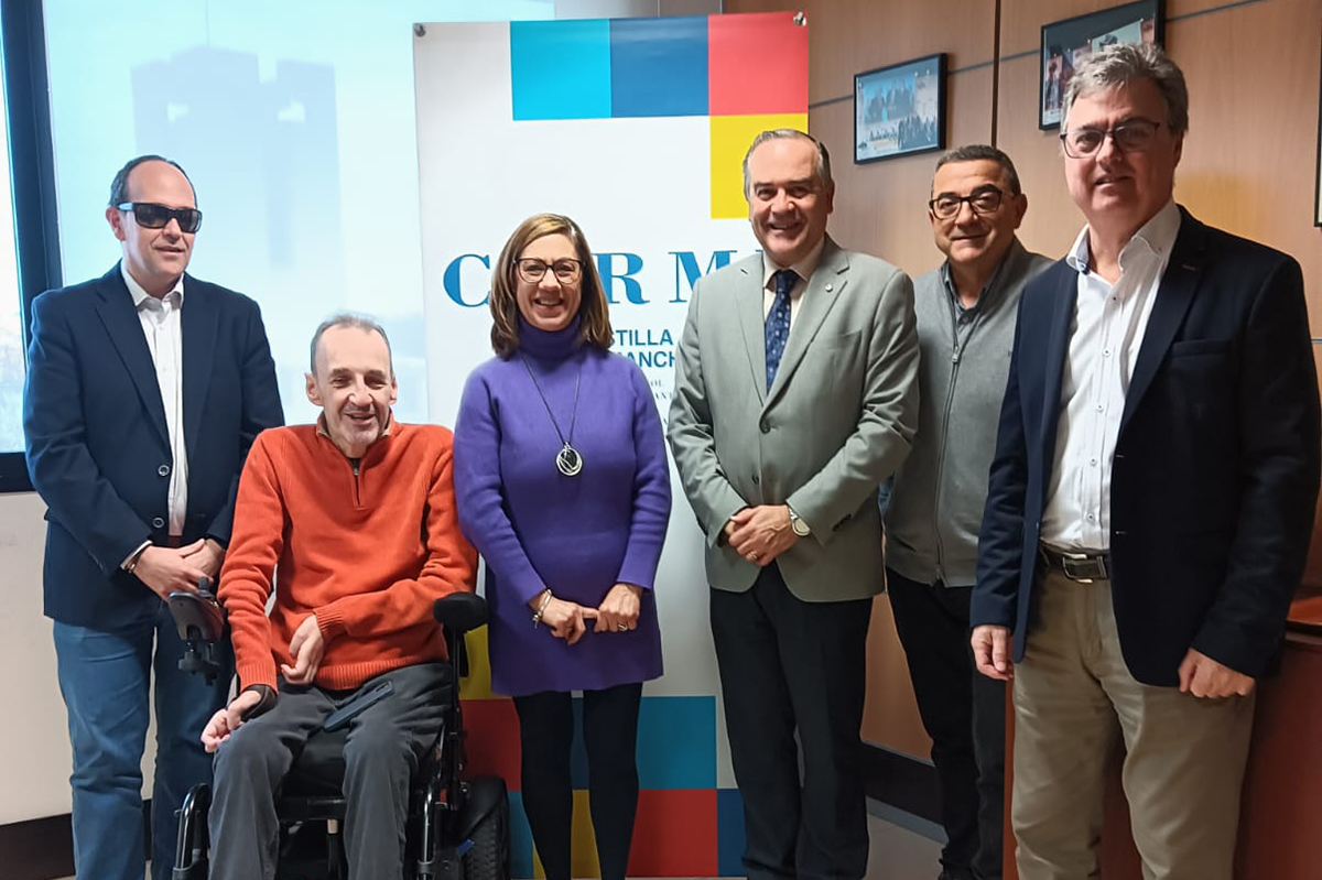 Foto de familia del encuentro entre CERMI y FEMP Castilla-La Mancha