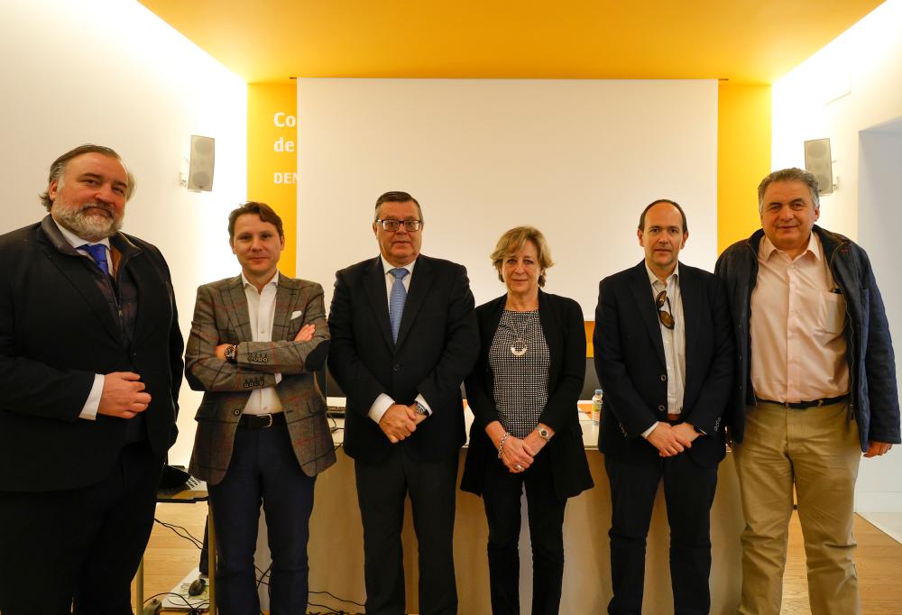 Foto de familia del acuerdo de colaboración entre Fundación ONCE y el Colegio de Arquitectos de Castilla-La Mancha 