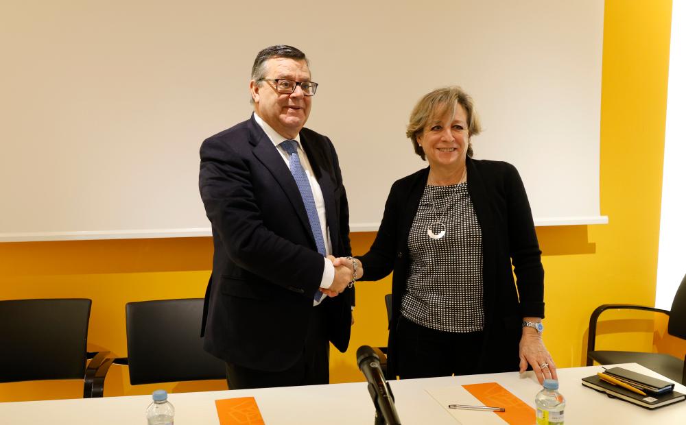 José Luis Martínez Donoso, director general de Fundación ONCE, y Elena Guijarro, decana del colegio de Castilla-La Mancha durante la firma del convenio