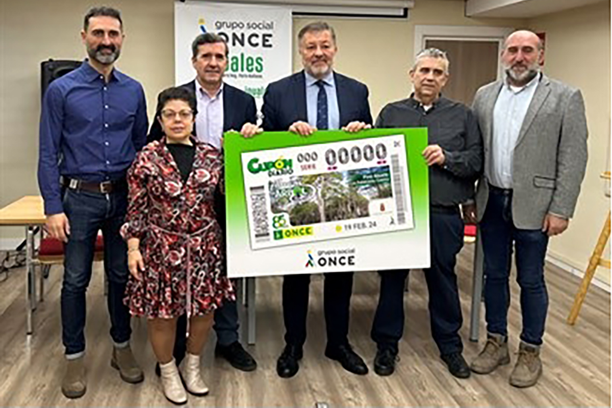 Foto de familia presentación del cupón dedicado al Pino Abuelo de Los Palancares