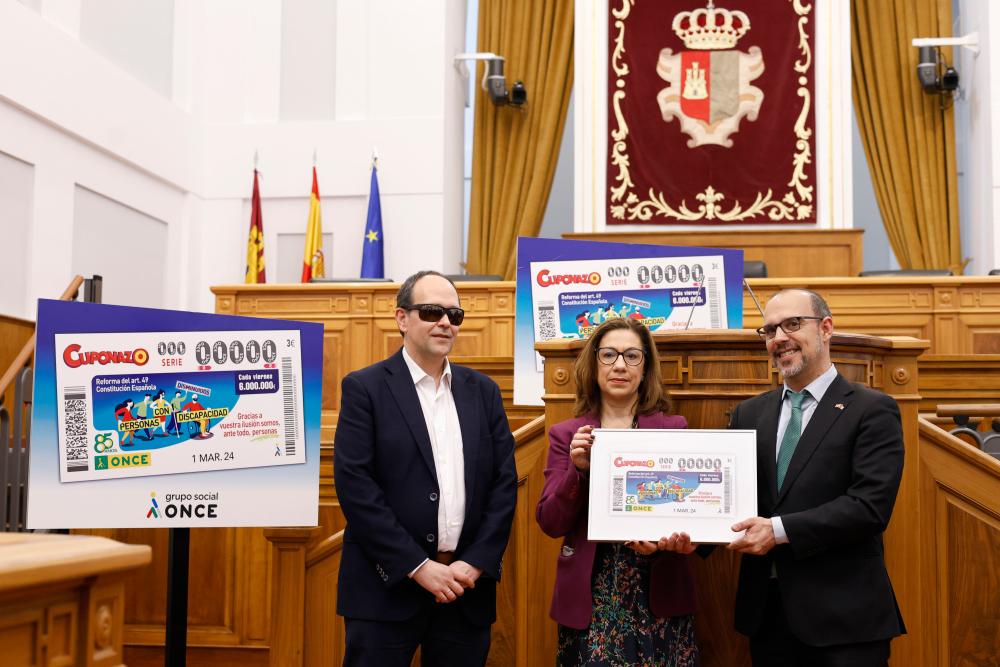 José Martínz, presidente del Consejo Territorial ONCE Castilla-La Mancha, Cristina Gómez, presidenta del Cermi Castilla-La Mancha y Pablo Bellido, presidente de las Cortes de Castilla-La Mancha, presentando el cupón dedicado a la reforma del artículo 49 de la Constitución