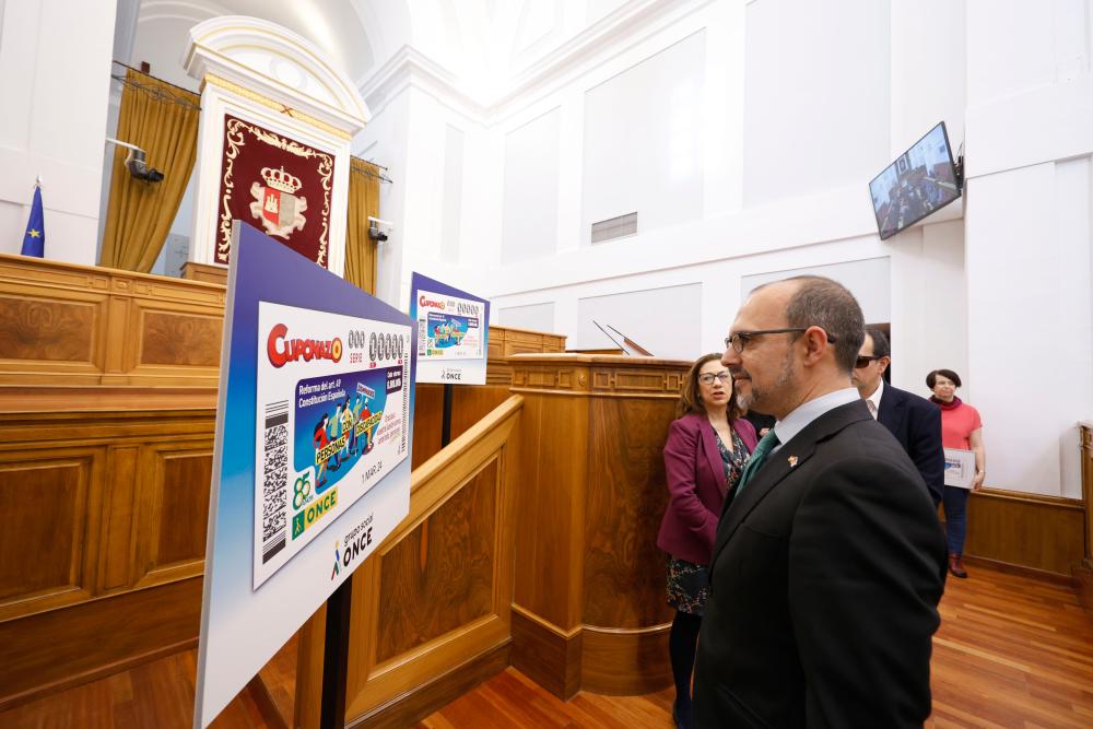 Pablo Bellido mirando la imagen del Cuponazo dedicado a la reforma del artículo 49