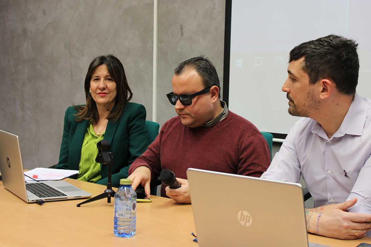 Blanca Fernández, delegada de la Junta de Comunidades en Ciudad Real; Lorenzo Villahermosa, director de la agencia de Ciudad Real; Ignacio Barreña, Agente de Igualdad de ONCE en Castilla-La Mancha