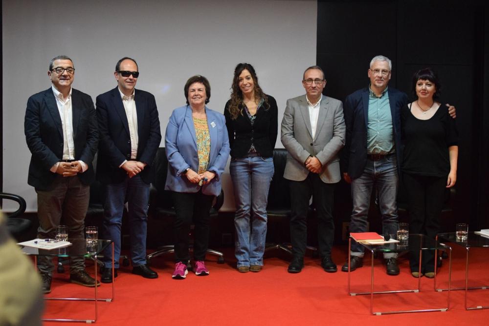 Foto de familia de los participantes en el debate