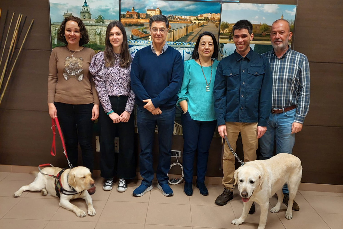 Foto de familia de la ONCE en Talavera de la Reina. De izquierda a derecha: Rita (psicóloga de la DT), Sandra (profe de la junta), Ignacio (Trabajador Social de la dt), Esperanza (auxiliar administrativo), Víctor (director) y Mariano (gestor comercial). Y los perros Joy (compañero de Rita) y Nilsen (compañero de Víctor).