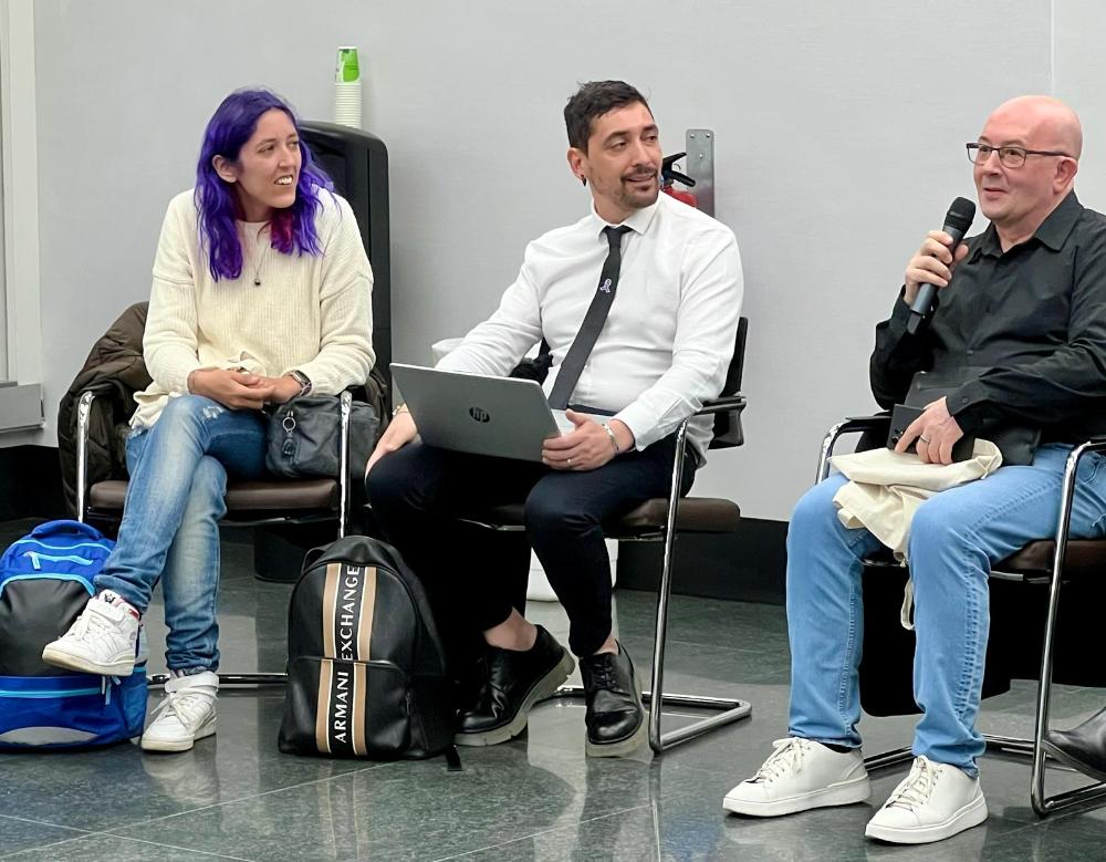 En el centro Nacho Barreña, agente de igualdad de Castilla-La Mancha, durante el encuentro de Agentes de Igualdad