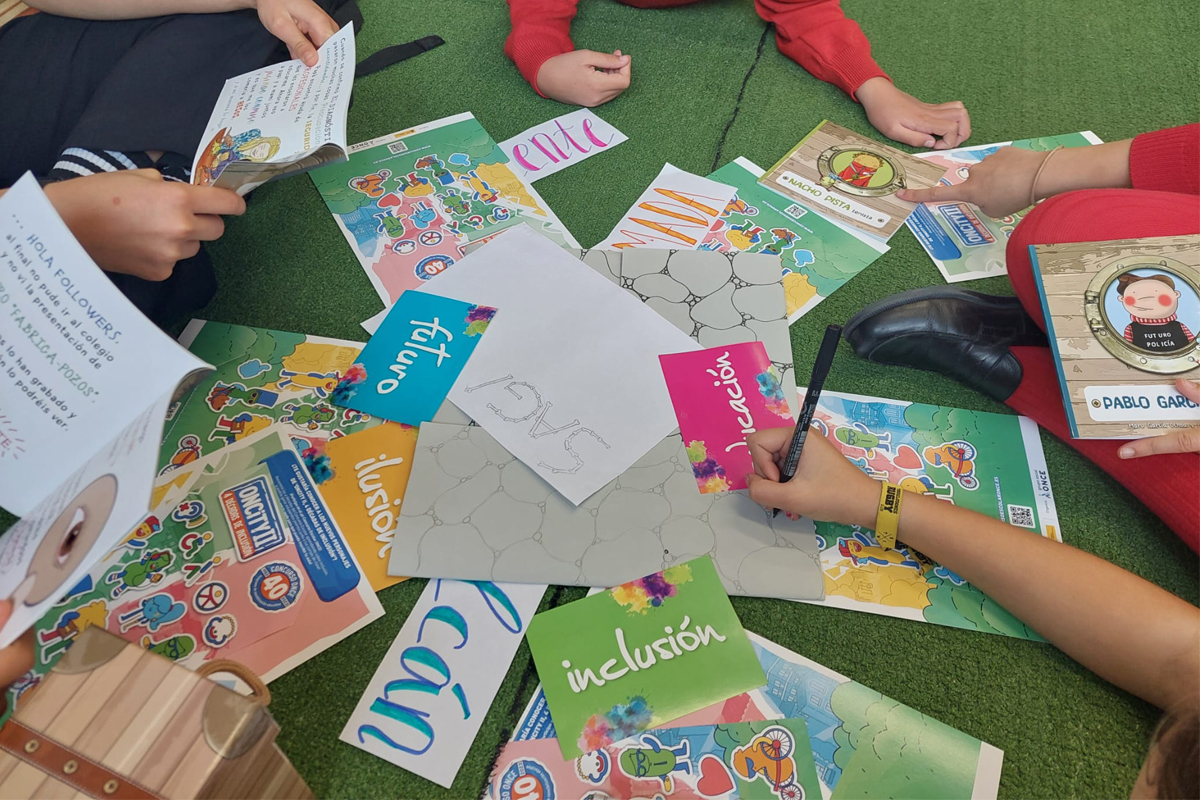 Niños trabajando en la palabra para incluir en el Inclusionario del 40 Concurso Escolar de la ONCE