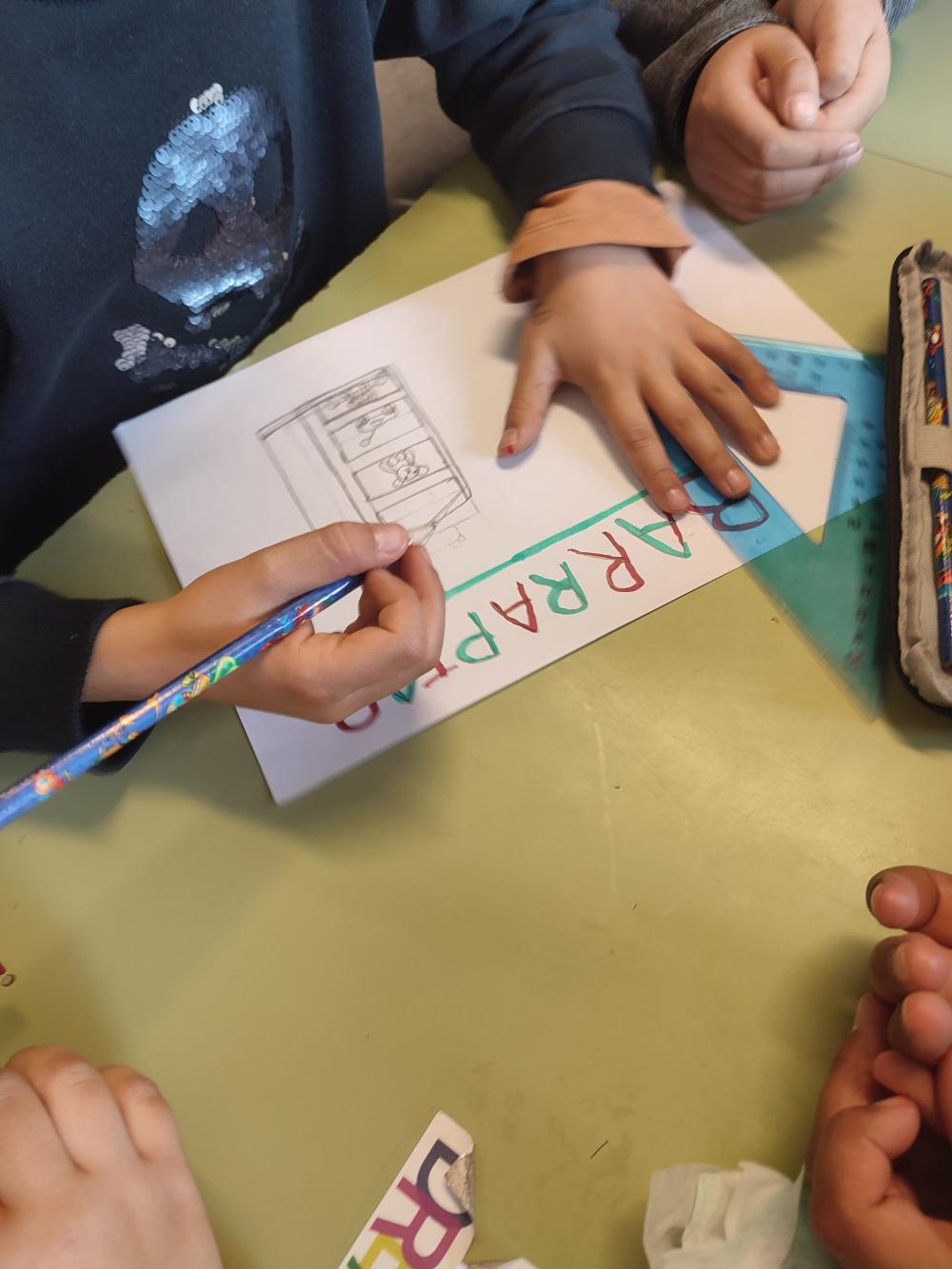Estudiante trabajando en su palabra para el Inclusionario