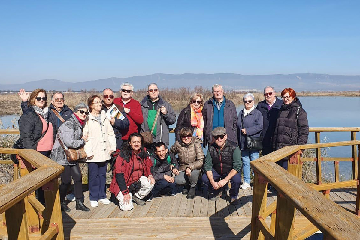 Participantes de la visita al Parque Nacional de las Tablas de Daimiel junto a la guía en la Isla de Pan
