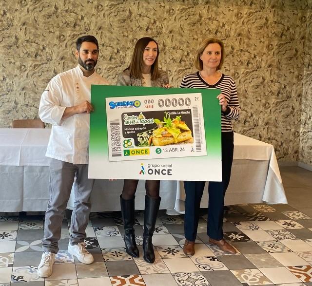 Iris Alemán, Directora de la ONCE, y Begoña Garijo , secretaria  de la Federación Regional de Empresarios de Hostelería y Turismo de Albacete y Bartolo Lozano, propietario y cocinero del Restaurante Puerta de Madrid y creador de la tapa, han presentado este cupón presentando el cupón