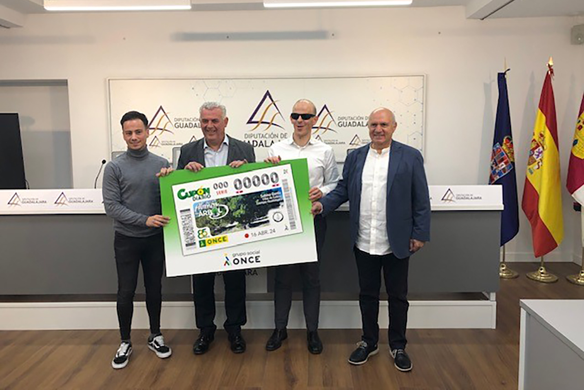 Foto de familia de la presentación del upón dedicado a la Sabina Gorda de Villar de Cobeta, Guadalajara