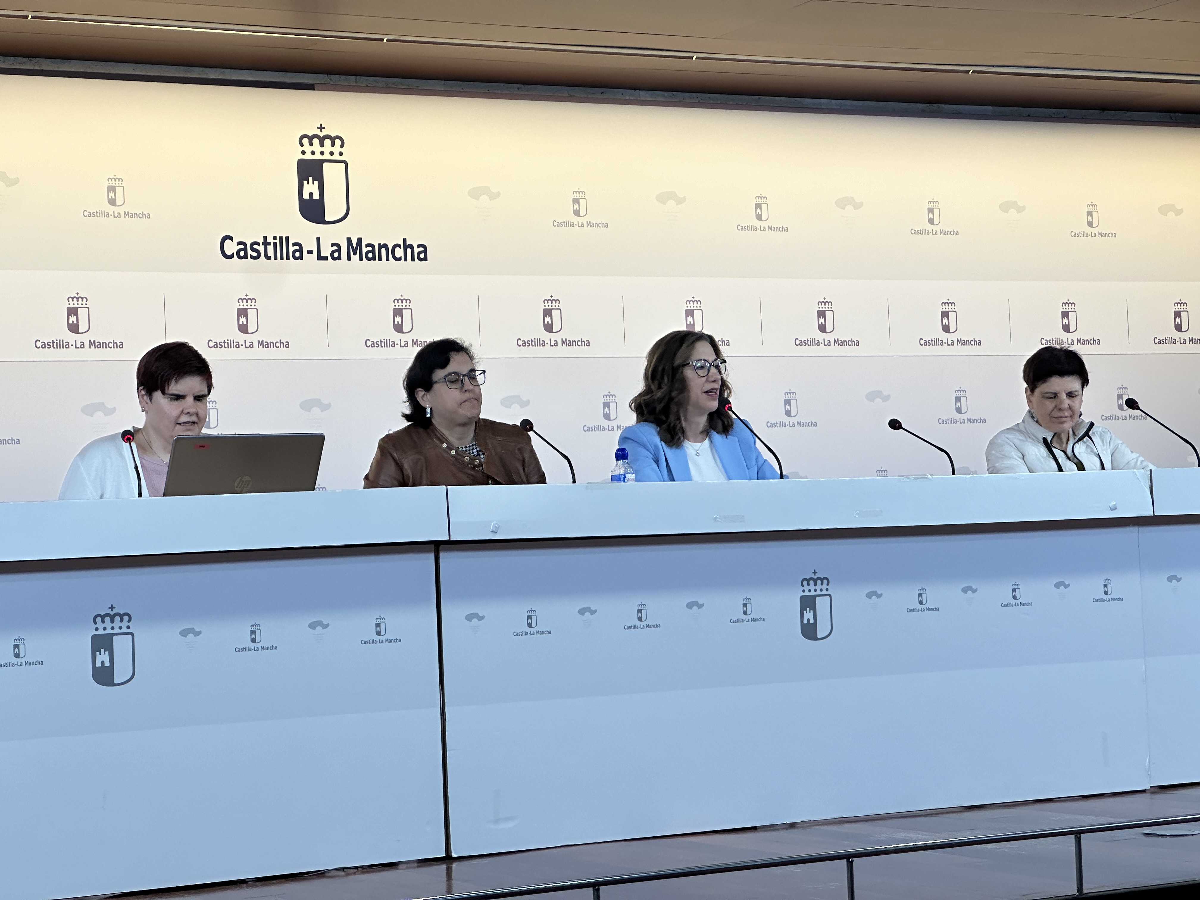 Acto de presentación del I Encuentro “Sesgo en materia de género y mujer con discapacidad, con especial incidencia en las empleadas del sector público” con dos afiliadas a la ONCE