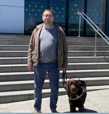 Usuaio de perro guía en Ciudad Real, Jacobo, junto a su perro guía Tarner