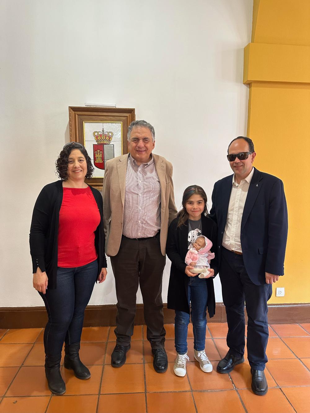 De izquierda a derecha, madre de Eva Morales, alumna con discapacidad visual; Carlos Javier Hernández, delegado de la ONCE en Castilla-La Mancha; Eva Morales, alumna con discapacidad visual; y José Martínez, presidente del Consejo Territorial de Castilla-La Mancha