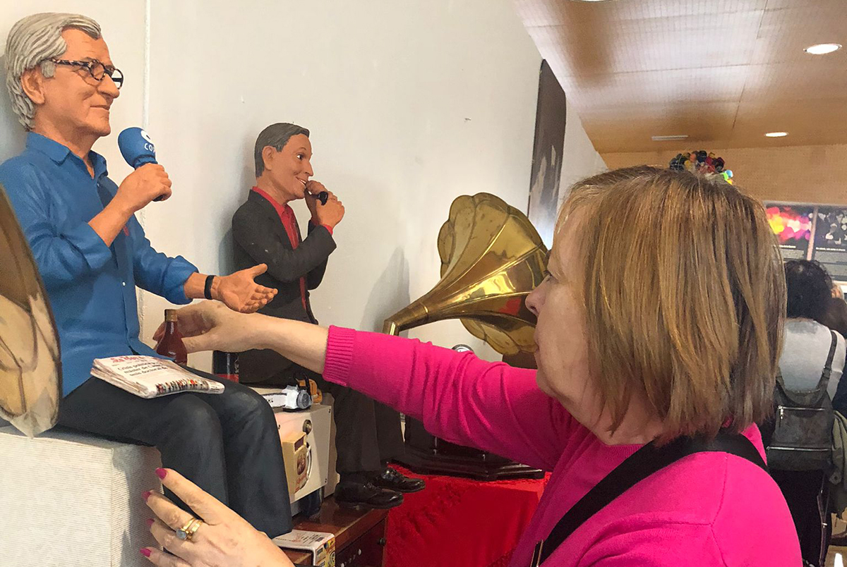 Mujer con discapacidad visual tocando la radio de la exposición dedicada a Pepe Domingo Castaño