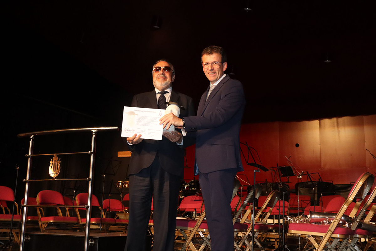Miguel Carballeda recogiendo el Quijote Universal 2024