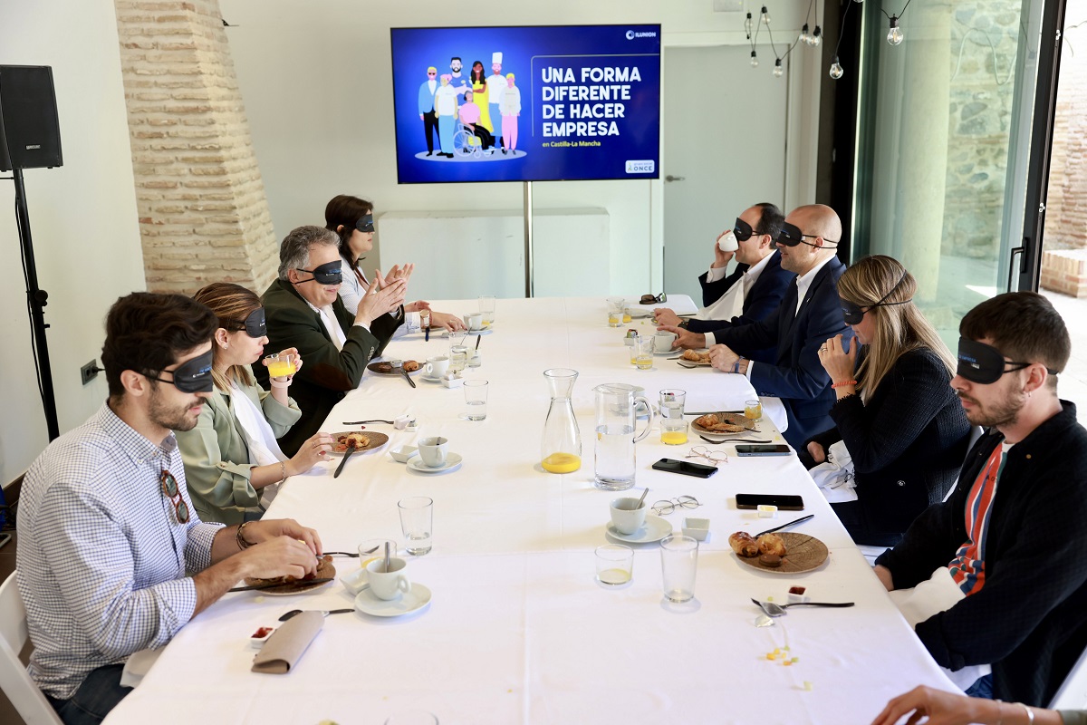 Representantes del Grupo Social ONCE durante la actividad de Desayuno a Ciegas llevado a cabo por Ilunion