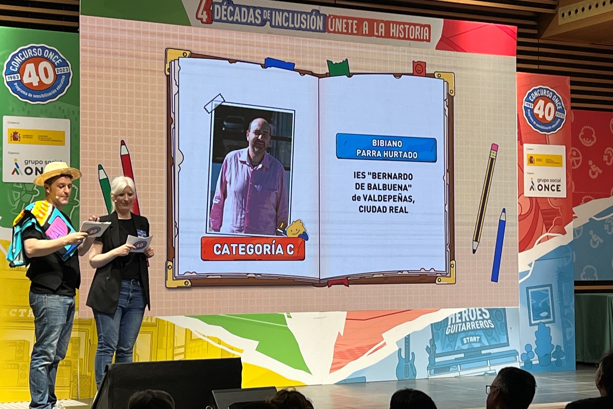 Momento de la proclamación del docente ganador de la categoría C durante la gala final del Concurso Escolar de la ONCE