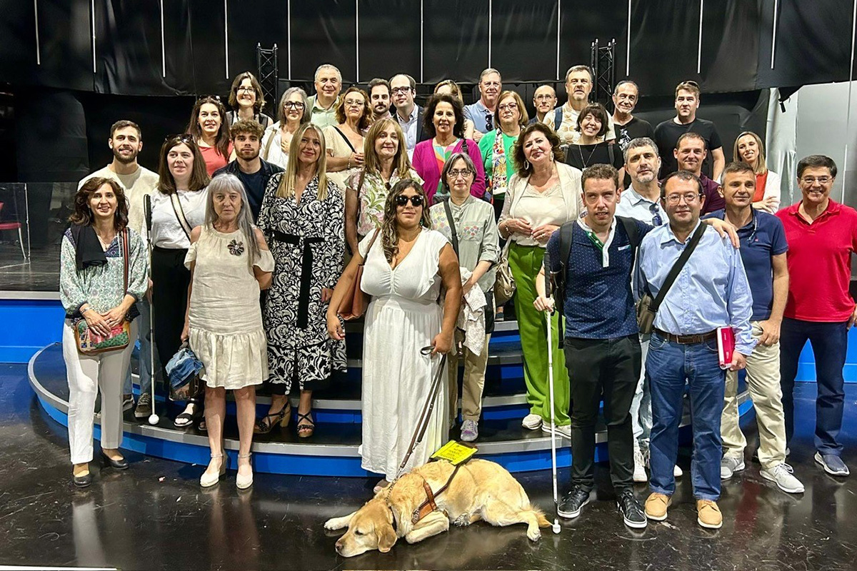 Foto de familia en las instalaciones de Radio Televisión Castilla-La Mancha