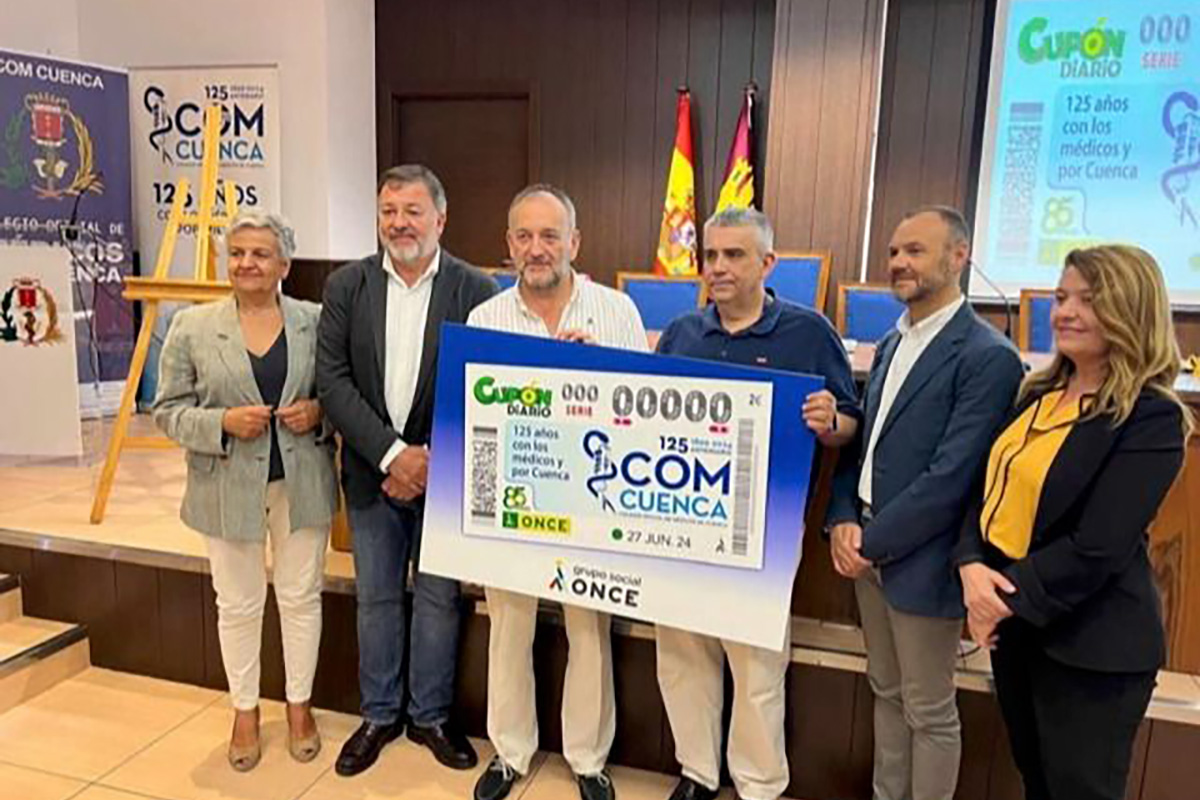 Foto de familia durante la presentación del Cupón dedicado al 125 aniversario del Colegio de Médicos de Cuenca