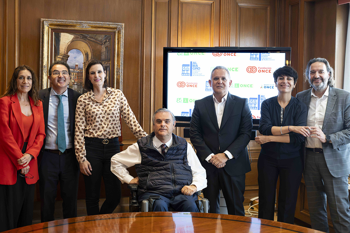 Foto de familia de la firma del acuerdo con el Festival Internacional de Teatro Clásico de Almagro