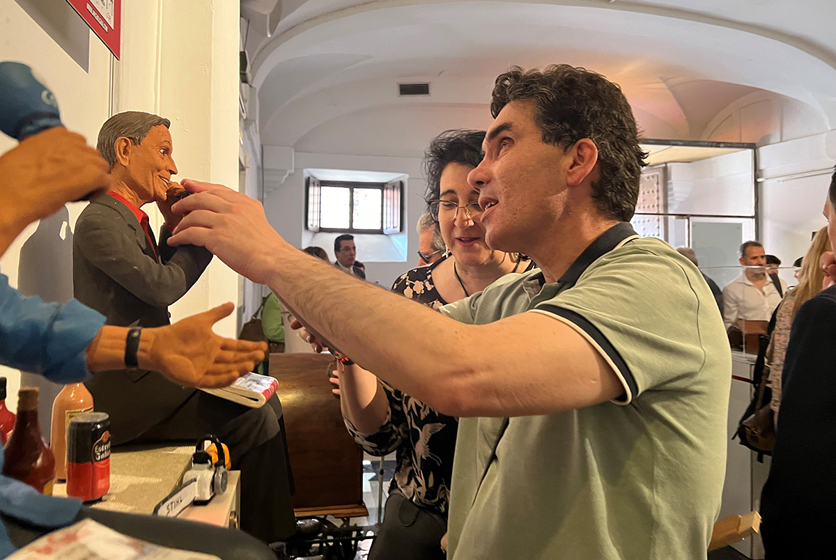 Visitante con discapacidad visual tocando una de las radios de la Exposición
