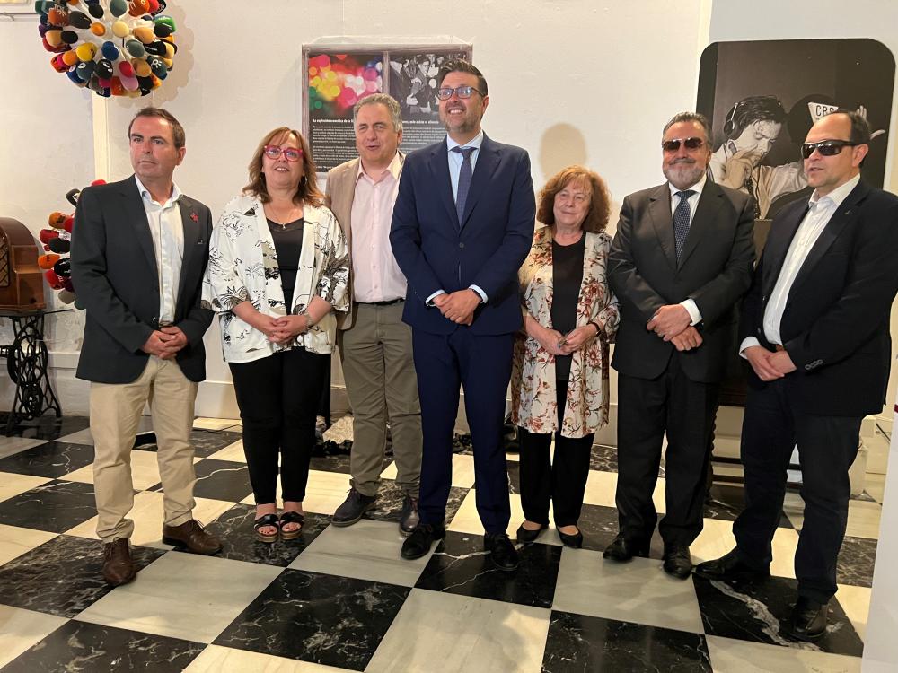 Foto de familia de la inauguración de la exposición Toca la Radio en Toledo
