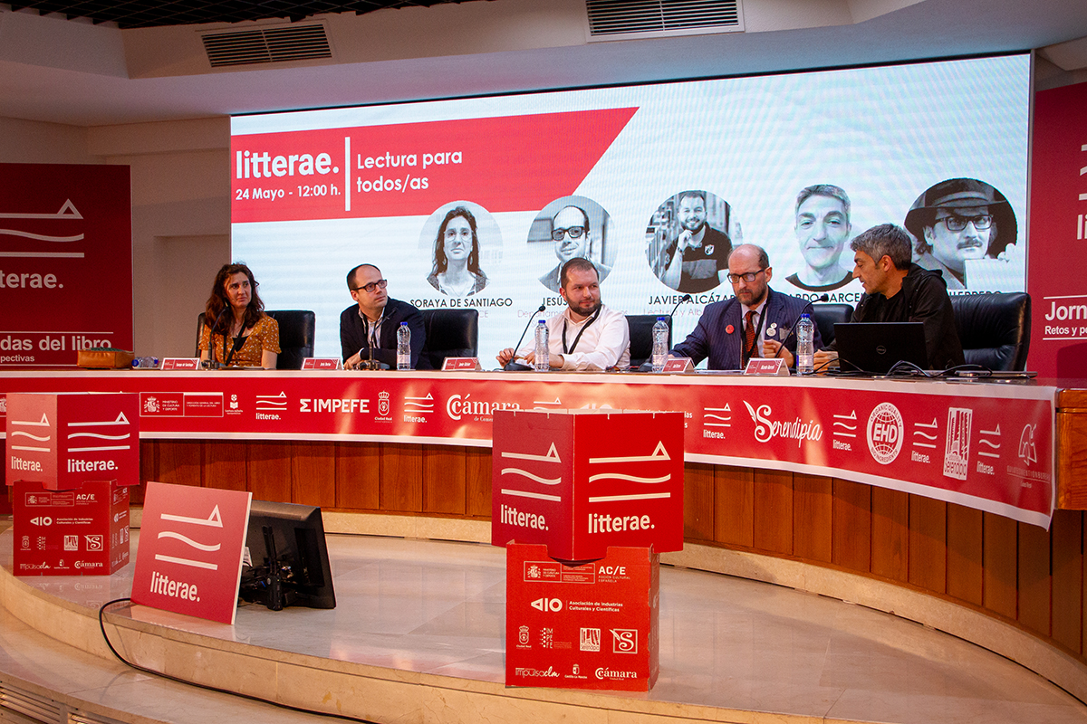 Javier Alcázar, Editor Lecturia y Albo&Zarco; Ricardo Barceló, Responsable de accesibilidad cognitiva de Plena inclusión Castilla-La Mancha; y Arturo Tendero, Escritor, dramaturgo, pintor, editor como moderador
