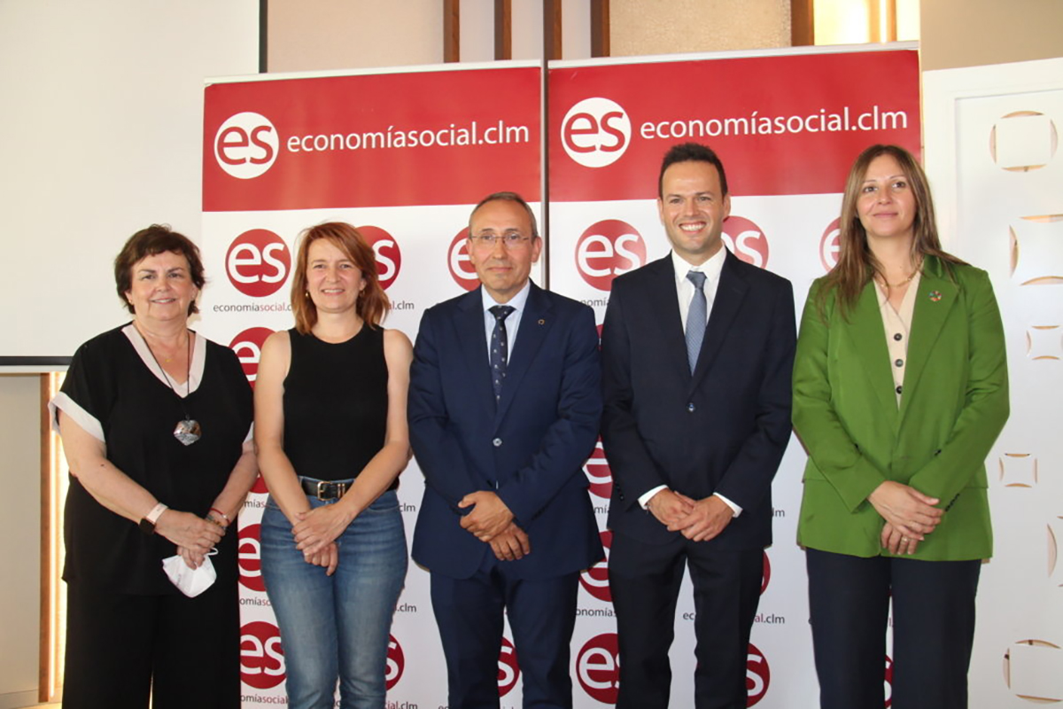 Patricio Benito, concejala; Juan Miguel del Real, presidente de la Confederación; Ana Carmona, directora general de Economía Social; Esther Haro, directora general de Economía Circular y Agenda 2030; y Víctor Meseguer, comisionado especial para la Economía Social del Ministerio de Trabajo y Economía Social