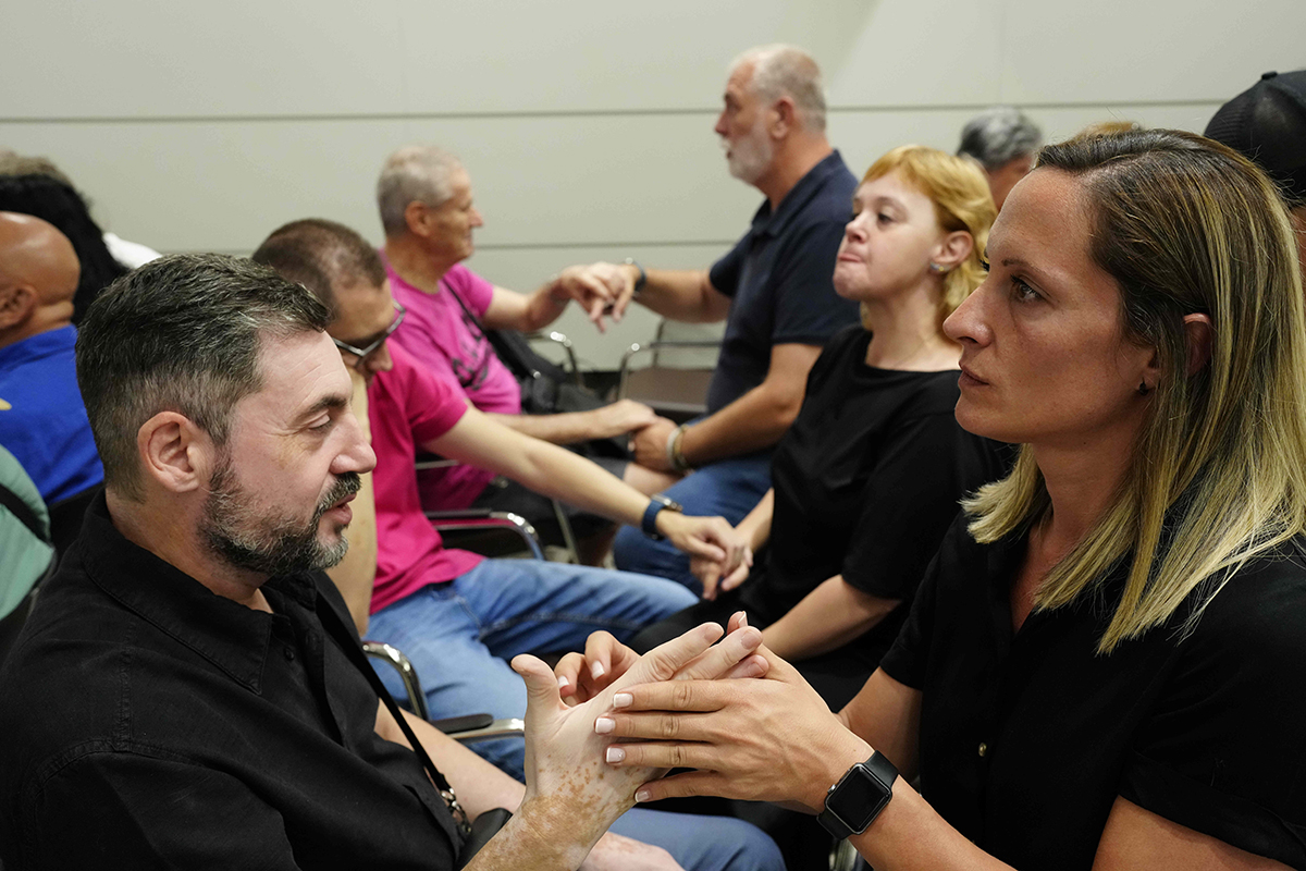 Personas con sordoceguera junto a sus mediadores comunicativos