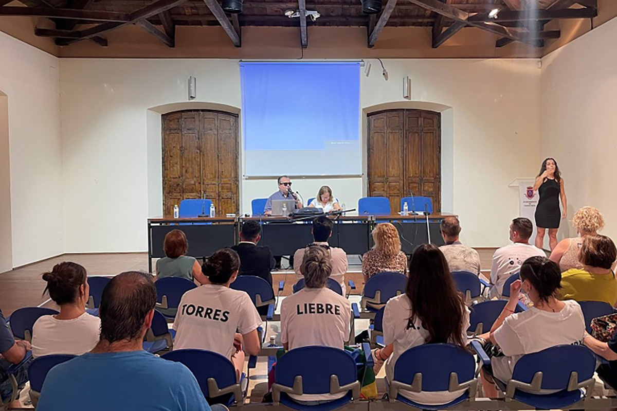 Lorenzo Villahermosa sobre el escenario presentando la mesa redonda 