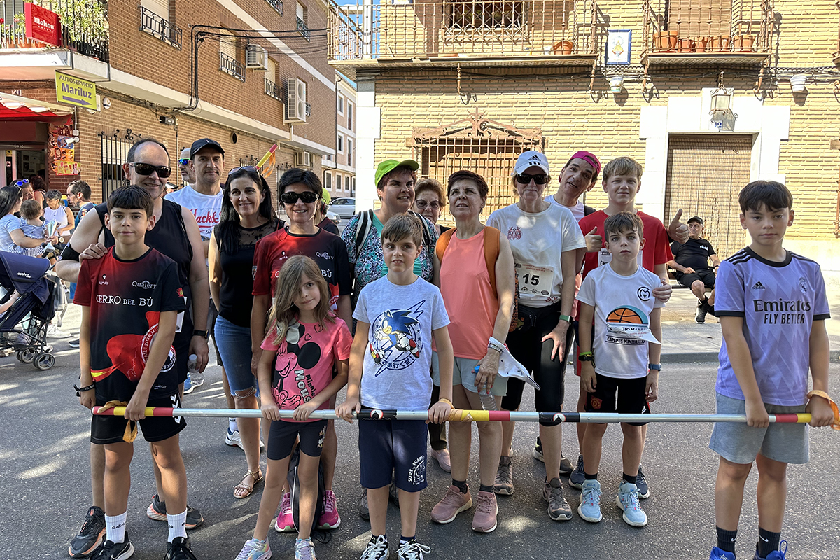 Foto de familia en la XXIII Carrera Popular de Azucaica