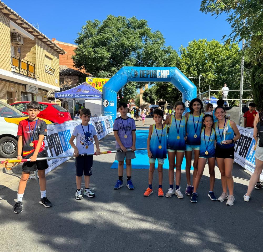 Participantes de la carrera infantil entre los que se encuentra Javier de la Cruz con sus compañeros en la barra direcciona